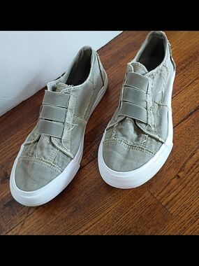 Casual Slip-On Blowfish Women's Sneakers in Olive Green Size 10 Grunge
